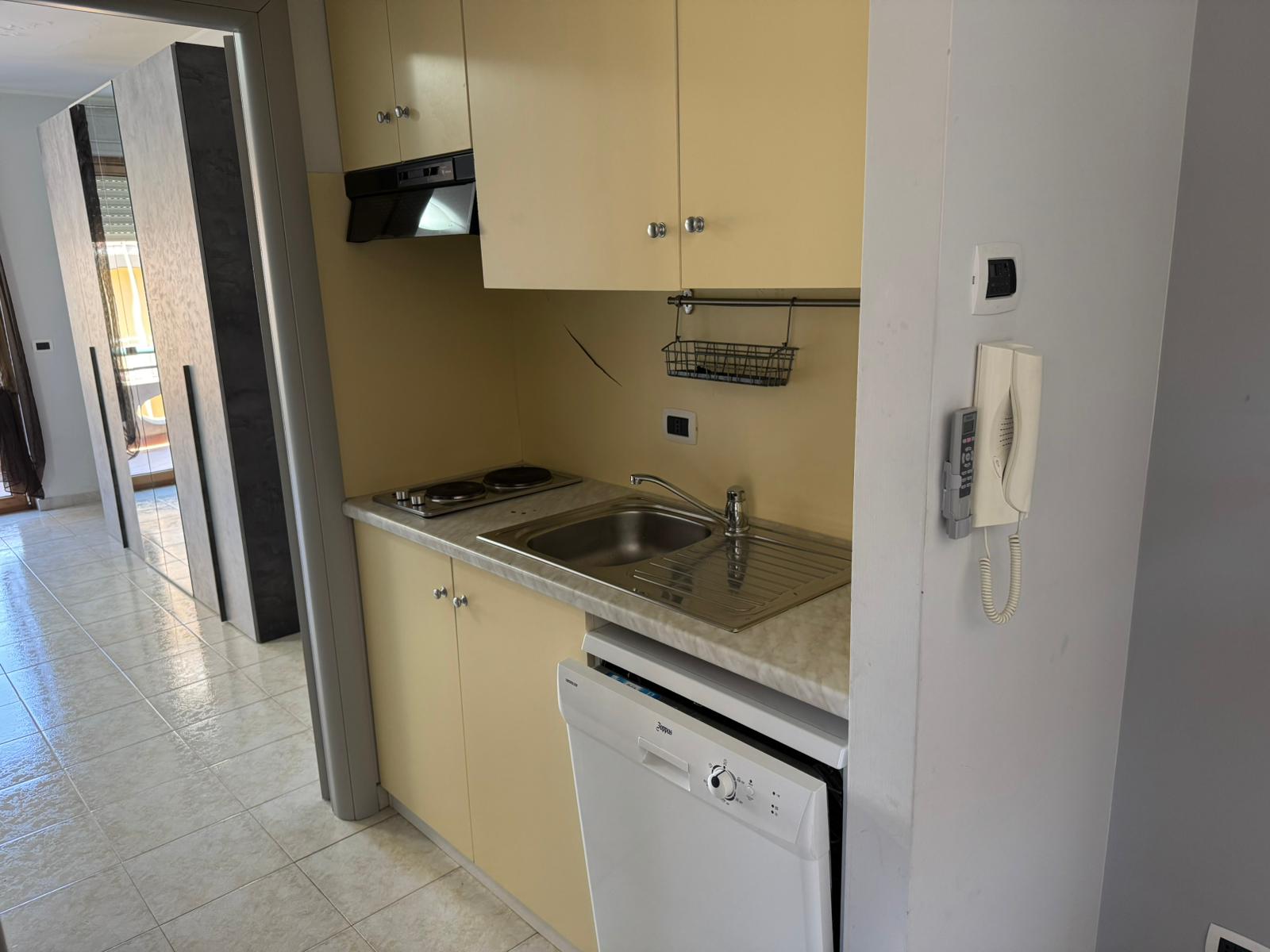 Bilocale: area living con tavolo da pranzo