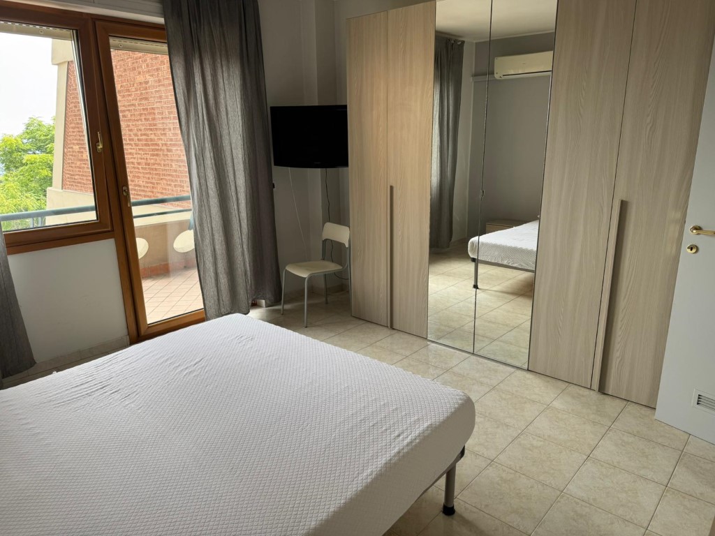 Camera singola con letto e scrivania